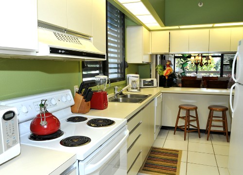 fully equipped kitchen with breakfast bar