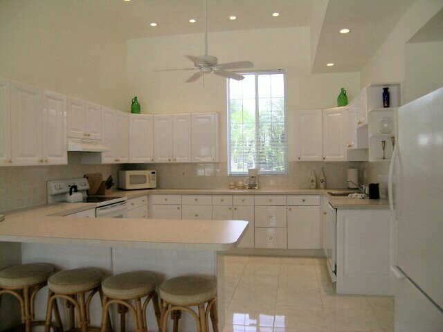 Kitchen with breakfast bar