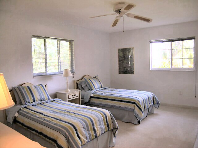 Bedroom 3 with twin beds