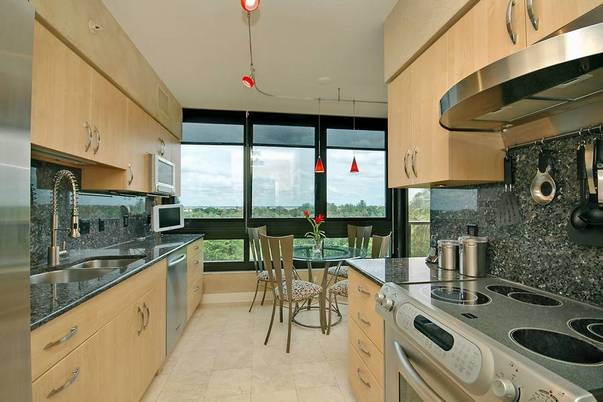 Full-size kitchen & dining area
