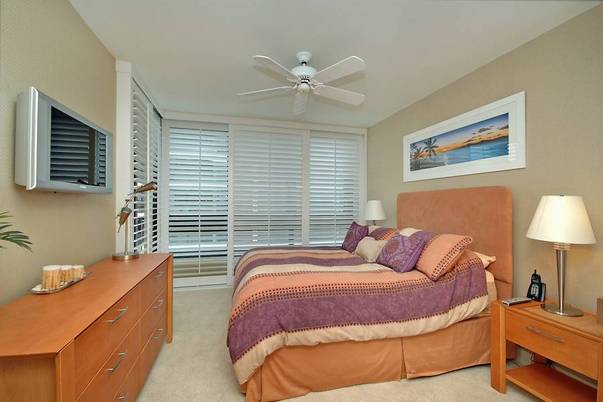 Guest bedroom with queen bed