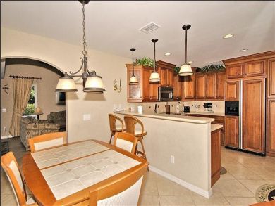 Breakfast bar & dining area