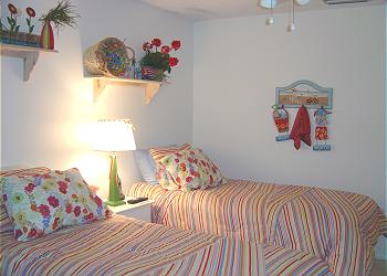 Guest bedroom with twin bed